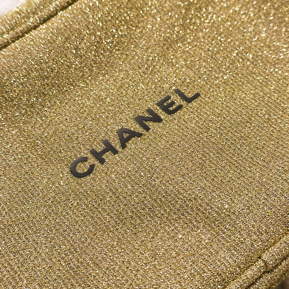 CHANEL glittery gold large cosmetic bag - Picture 2 of 3